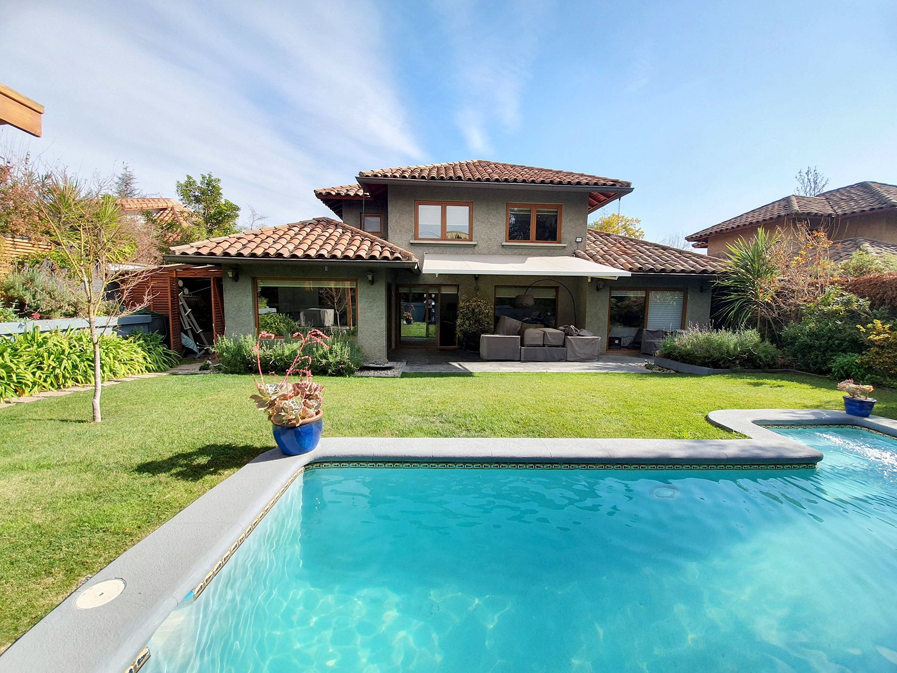 SE VENDE REMODELADA EN CORAZON DE SAN CARLOS DE APOQUINDO